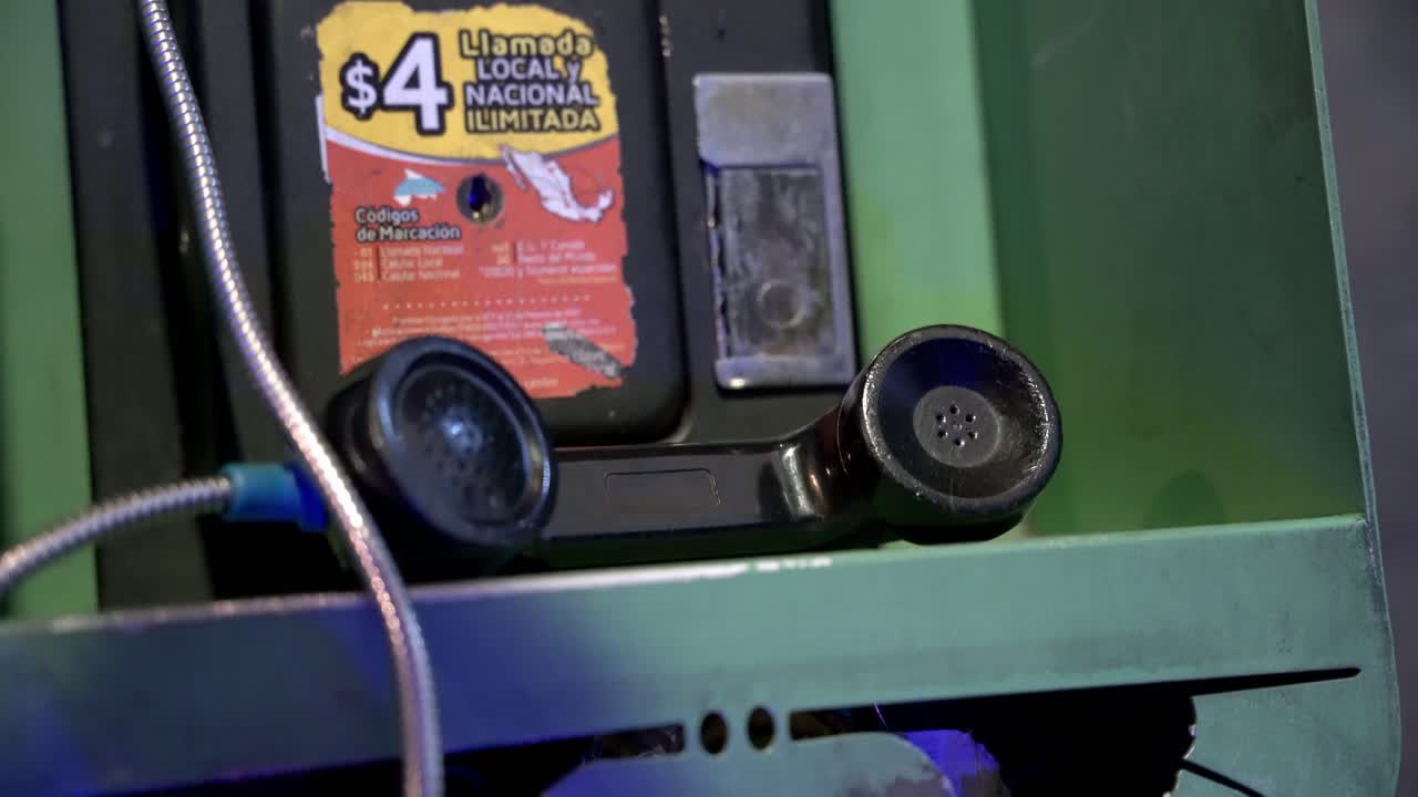 cabina telefónica antigua en la ciudad