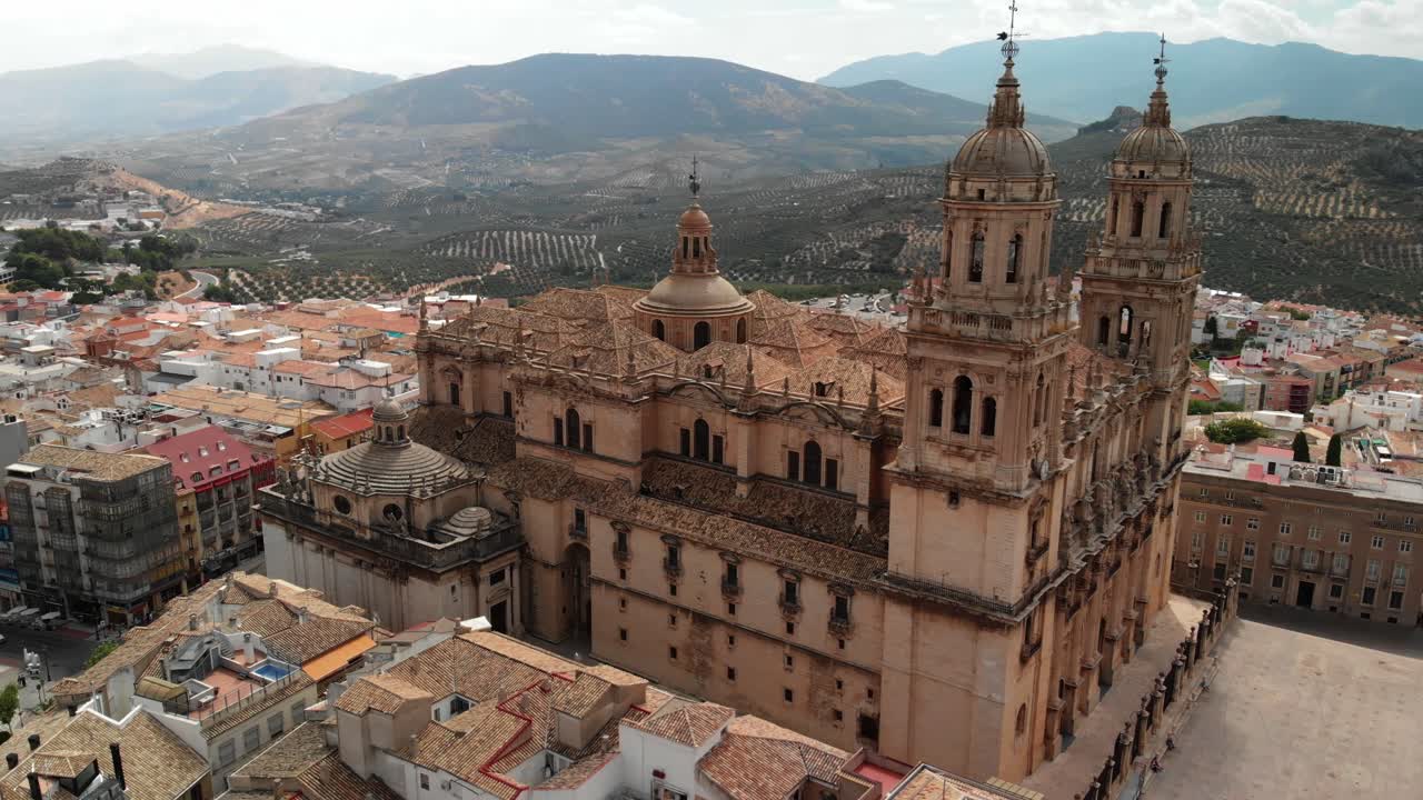 españa catedral de jaén, catedral de jaén, tomas voladoras de esta antigua iglesia con un dron a 4k 24fps usando un filtro nd también se puede ver el casco antiguo de jaén