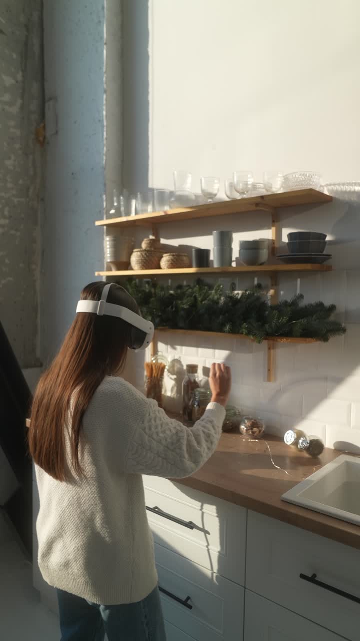 женщина в vr-гарнитуре на кухне, украшенной на рождество