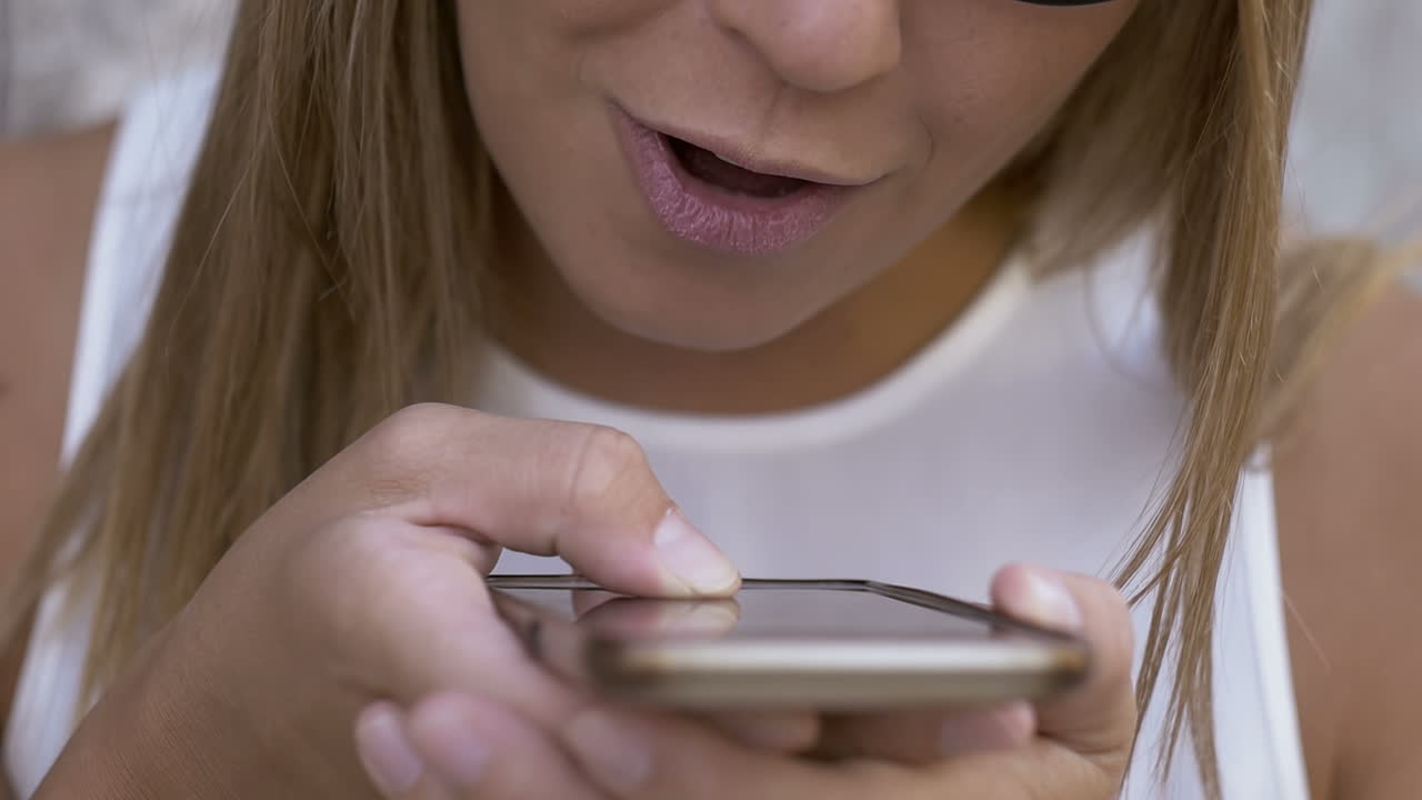 Ragazza emozionata che parla al cellulare
