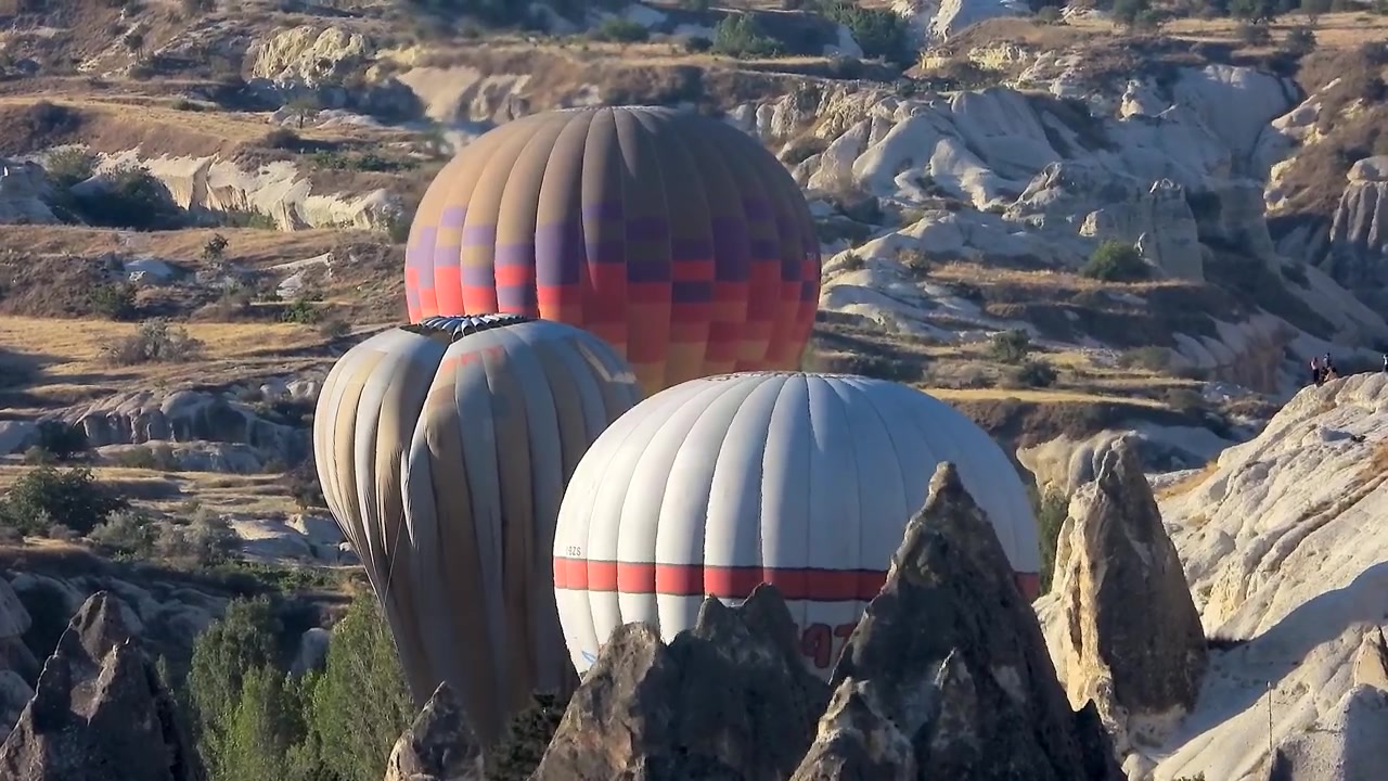 Kapadokya Manzarası Üzerinde Süzülen Renkli Sıcak Hava Balonları