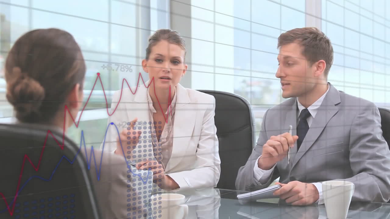 animación de múltiples gráficos con números cambiantes sobre diversos compañeros de trabajo que comparten ideas en la oficina