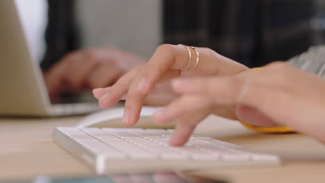 Cerrar-Las-Manos-Escribiendo-En-El-Teclado-Mujer-De-Negocios-Usando-Computadora-Enviando-Correos-Electrónicos-Comunicándose-En-Línea