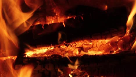 Quema-De-Carbón-De-Leña-De-Cerca-En-La-Chimenea