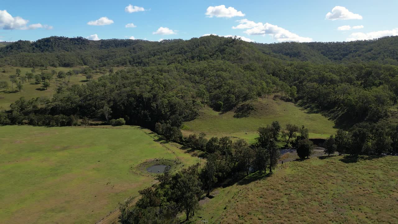 vistas aéreas sobre las tierras de cultivo en lamington en el borde escénico, queensland, australia