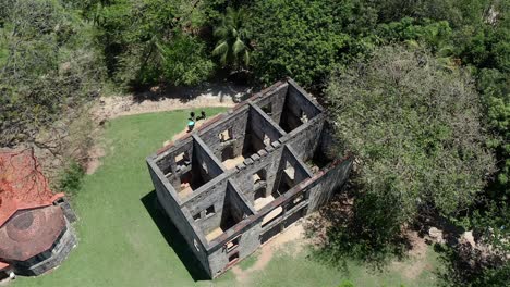 vista aérea de la histórica casa en ruinas del molino engombe, una estructura arquitectónica que data de la época colonial