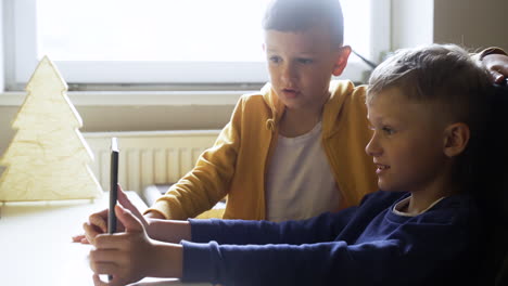 des enfants regardent une vidéo.