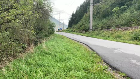 Dos-Ciclistas-Circulando-Por-Un-Carril-En-Austria