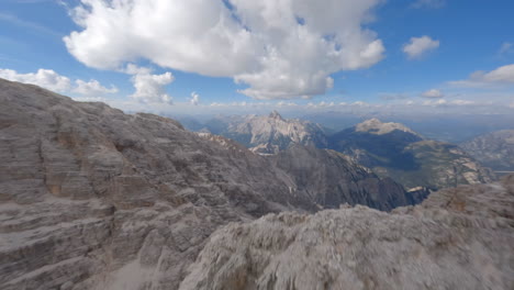 Freestyle-Drohnenflug-über-Hohe-Felsige-Gipfel-Der-Dolomiten-Bergkette