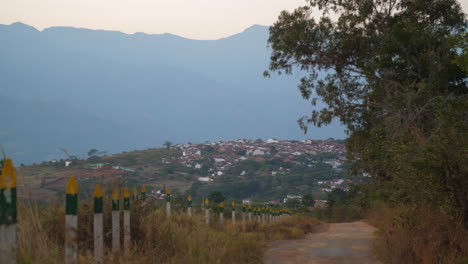 camino tradicional que conduce a un pequeño y pintoresco pueblo tradicional en las montañas de los andes