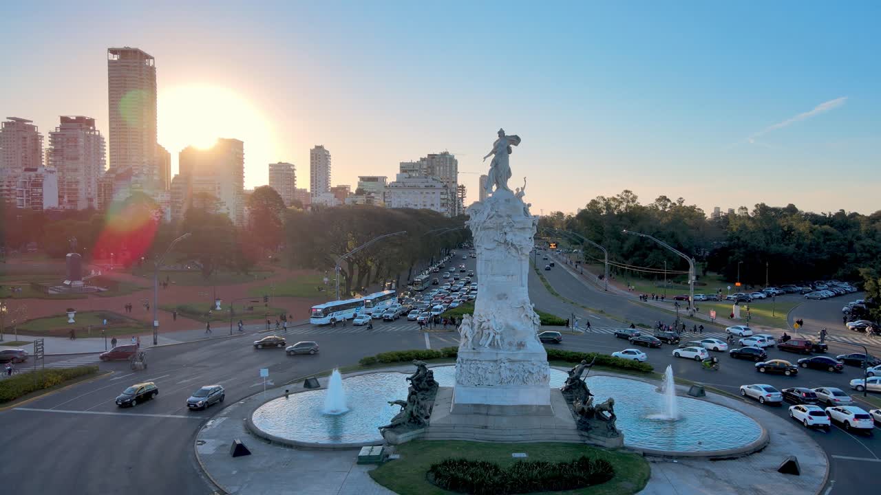 flujo de tráfico alrededor del monumento de los españoles en palermo, buenos aires, agentina