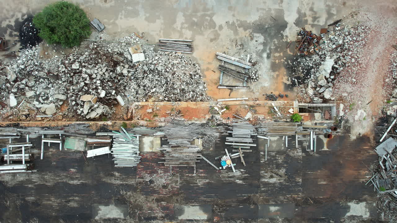 오래된 버려진 공장의 하향 각도 드론 샷