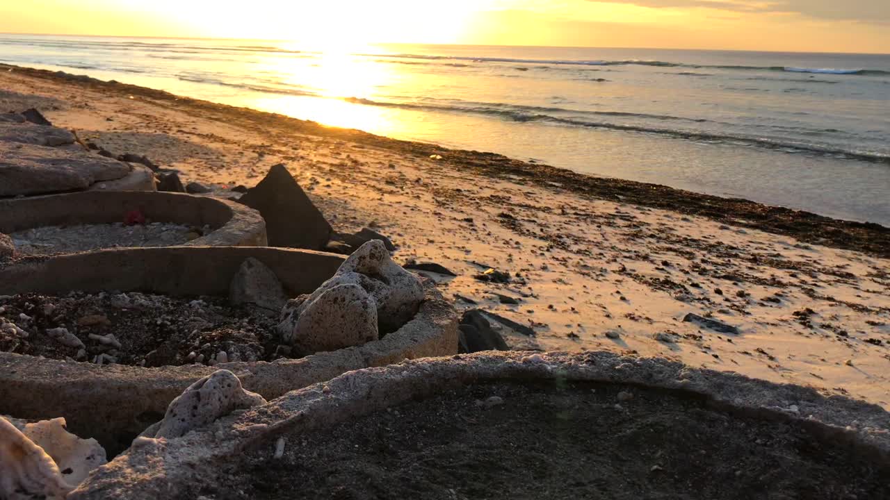 해변에서 길리 섬 마법의 일몰, 발리 인도네시아