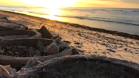 mágica puesta de sol en la playa de las islas gili, bali, indonesia