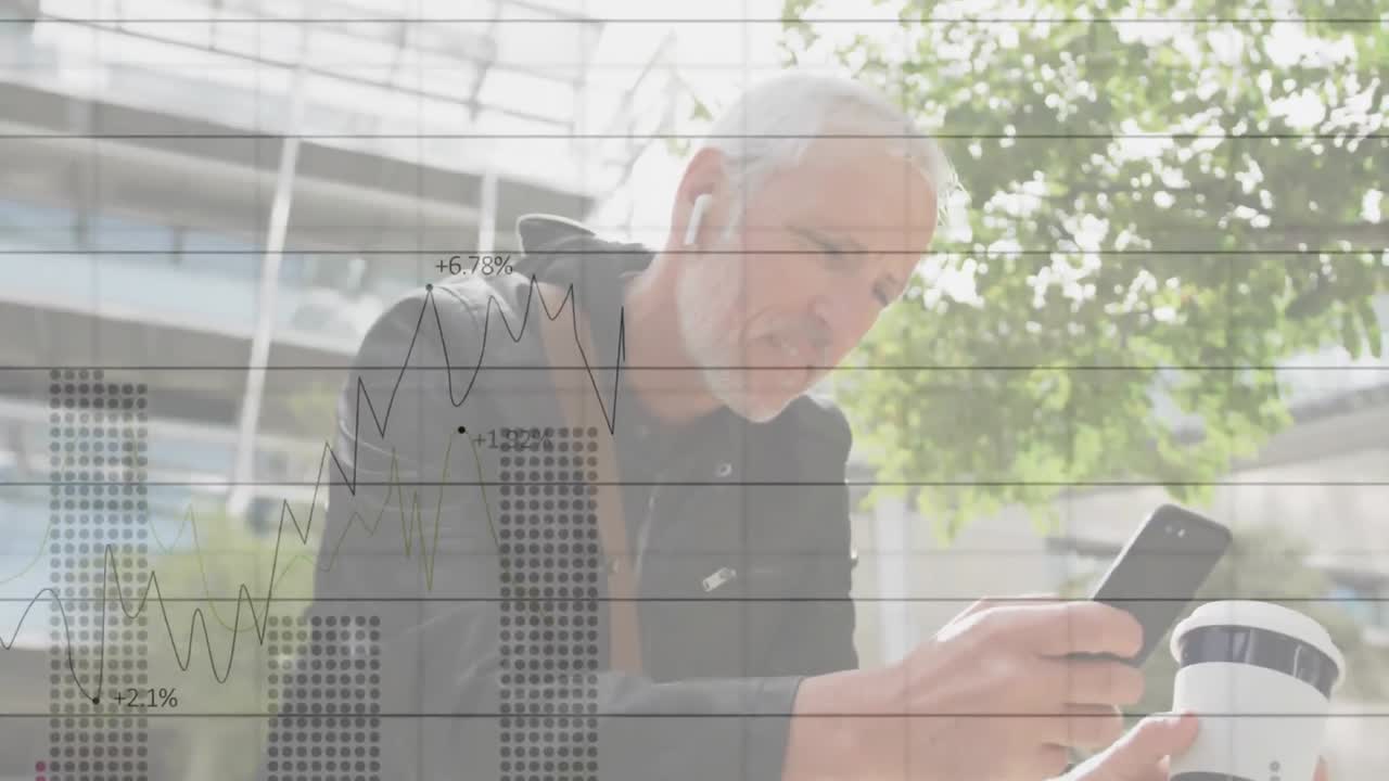 변화하는 숫자를 가진 그래프의 애니메이션, 커피를 마시고  ⁇ 드폰을 사용하는 고위 백인 남성