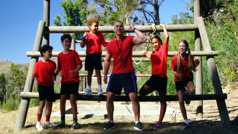 Entrenador-Y-Niños-Relajándose-En-El-Campo-De-Entrenamiento.