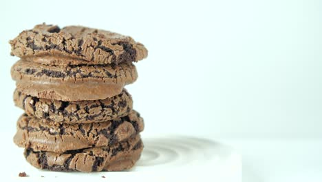 una pila de galletas de chocolate