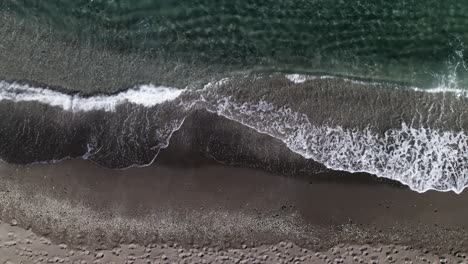 Top-down-view-of-sea-waves-on-the-beach