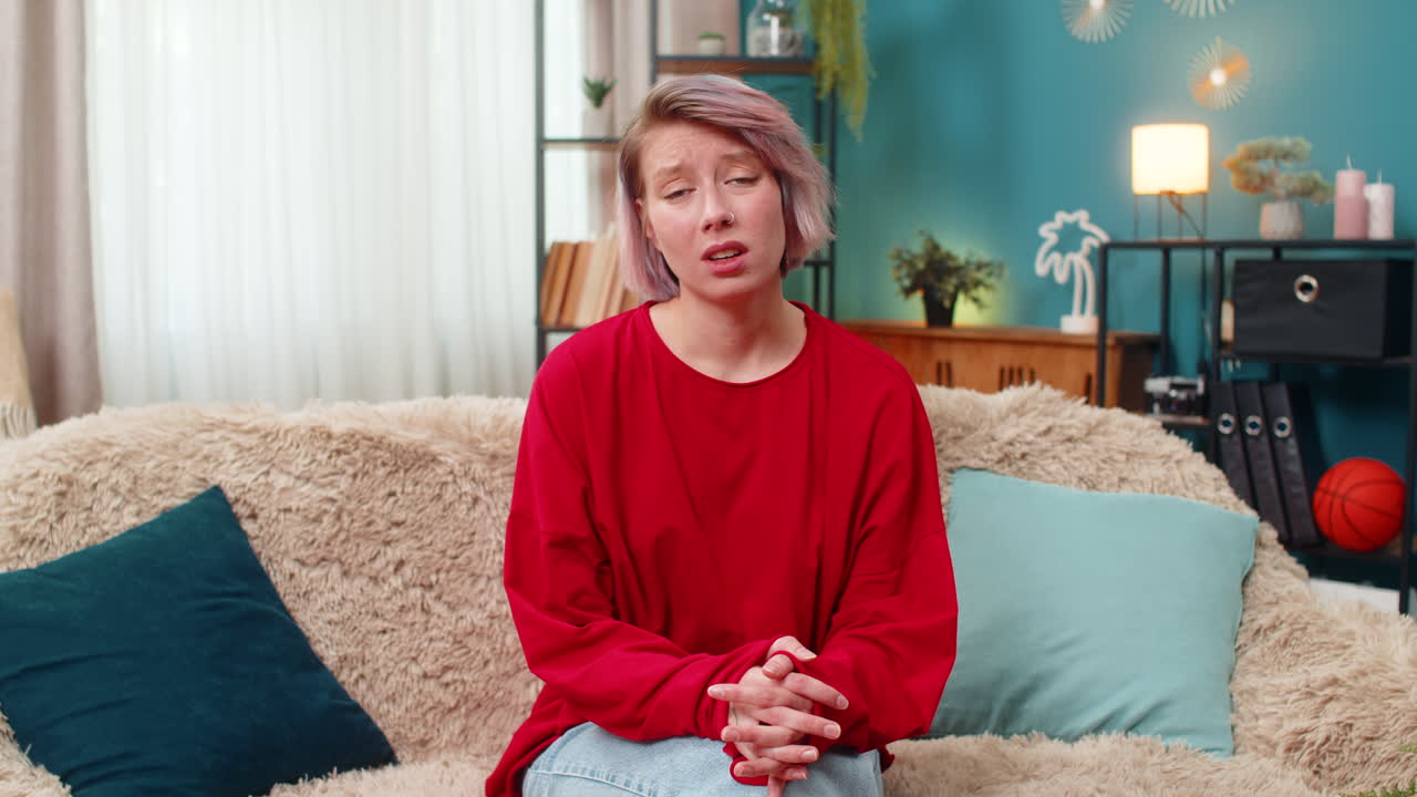 Giovane donna che fa il gesto del facepalm, mostrando un'espressione facciale frustrata, irritata e stanca
