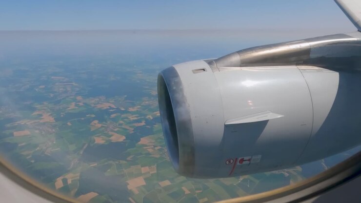 Vista dai finestrini dell'aereo in volo, turbina in primo piano, in volo ad alta quota.
