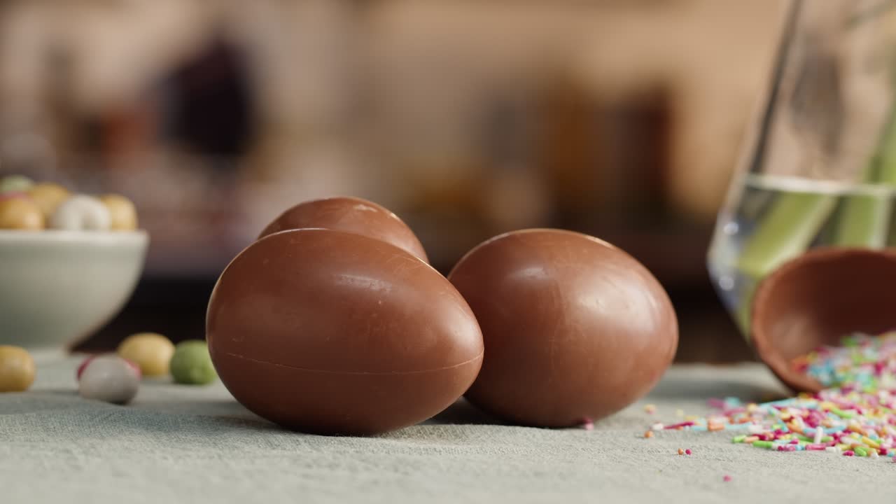 feliz fiesta de pascua. huevos de chocolate de primer plano. prepararse para la pascua, pintar y decorar huevos. celebración cristiana, tradiciones familiares.