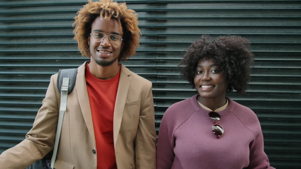 Retrato de Amigos Afro-Americanos Alegres ao Ar Livre Contra uma Parede Preta