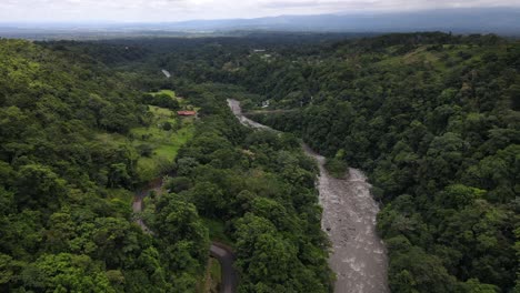 Imágenes-Aéreas-Cinematográficas-De-4k-Bajando-Y-Acercándose-A-Un-Viejo-Puente-De-Acero-En-Medio-De-La-Jungla-Costarricense