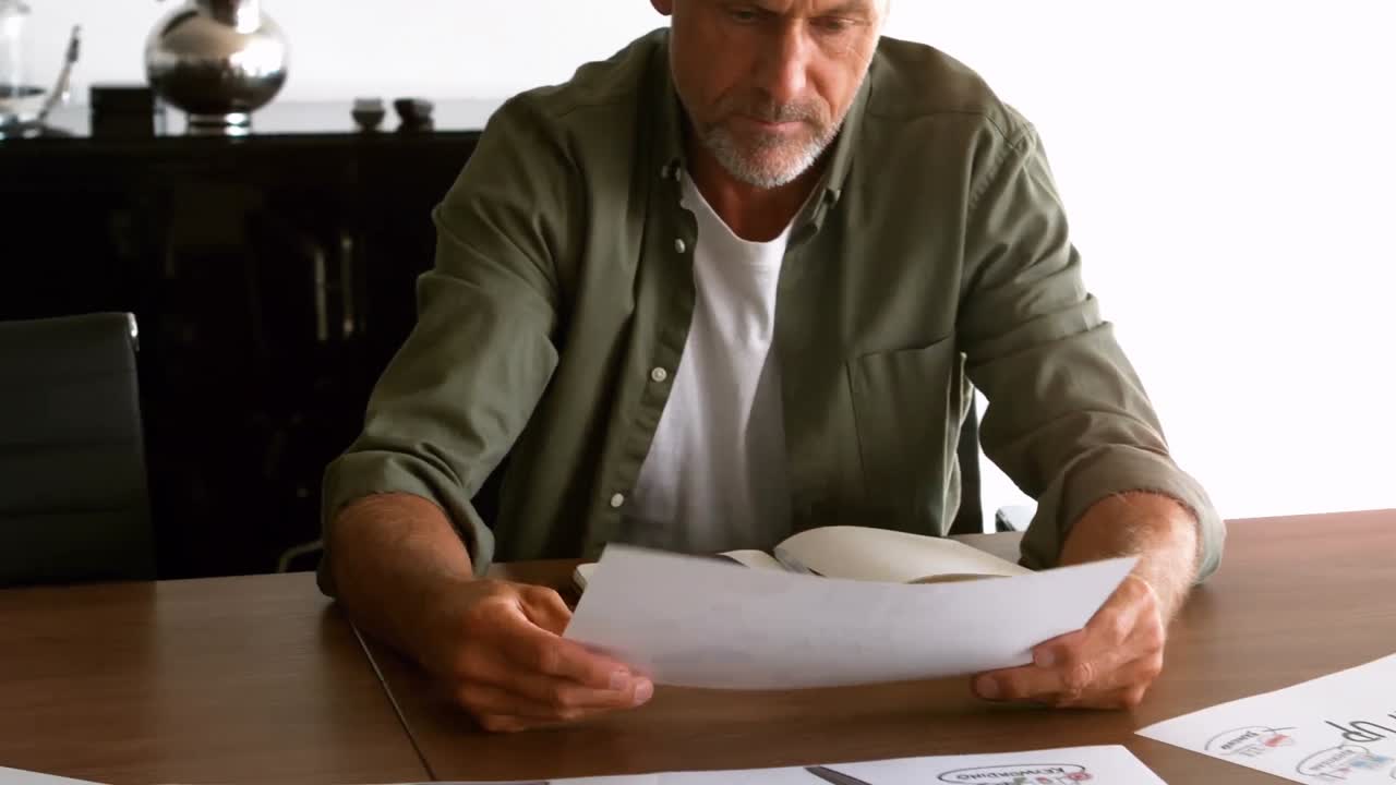 ejecutivo masculino mirando el documento