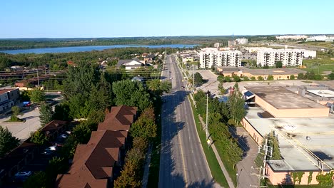 Fliegen-über-Cunndles-Rd-Barrie-Ontario-Drohne-Sieht-Blauen-Himmel-Und-Die-Straßen-3