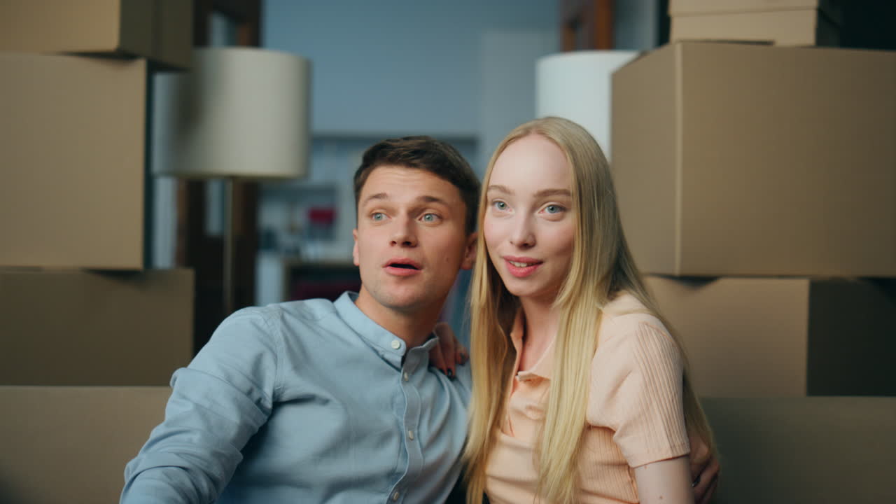 pareja casada mudándose a un nuevo apartamento sentada en el sofá de cerca. familia mudándose