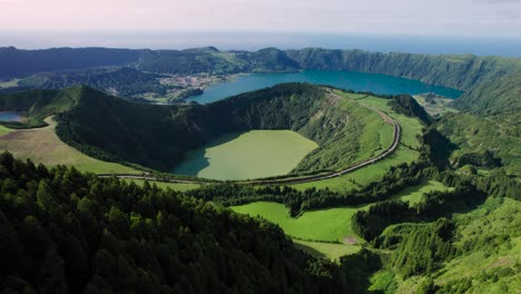 Toma-Aérea-De-La-Isla-De-São-Miguel,-Drone-Volando-Sobre-Las-Verdes-Montañas-Y-Lagos