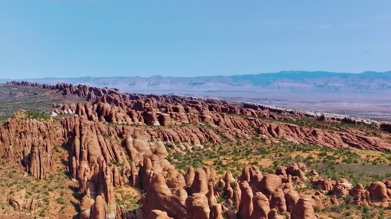 Paesaggio del deserto del Mojave con formazioni rocciose uniche e montagne sullo sfondo