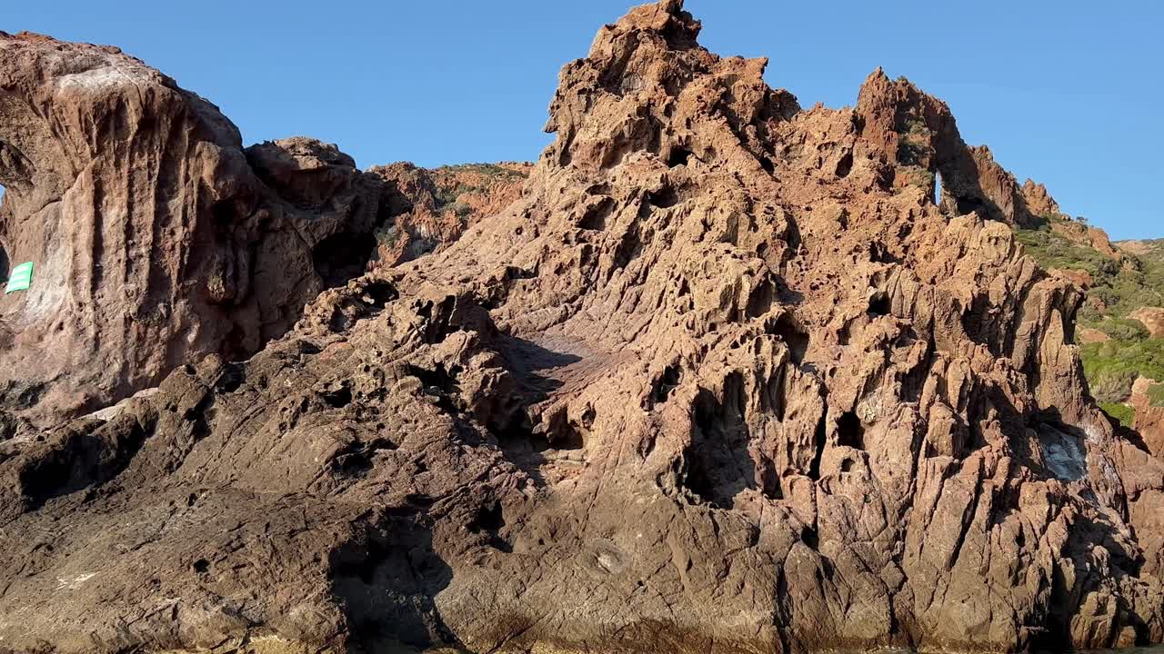 vista cinematográfica de la reserva natural de la península de scandola en la temporada de verano vista desde un barco en movimiento, isla de córcega en francia