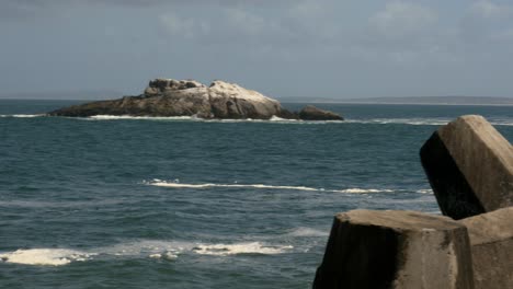 Der-Kalte-Atlantik-Von-Einem-Wellenbrecher-Mit-Einer-In-Sicht-Kommenden-Insel-Beim-Schwenken