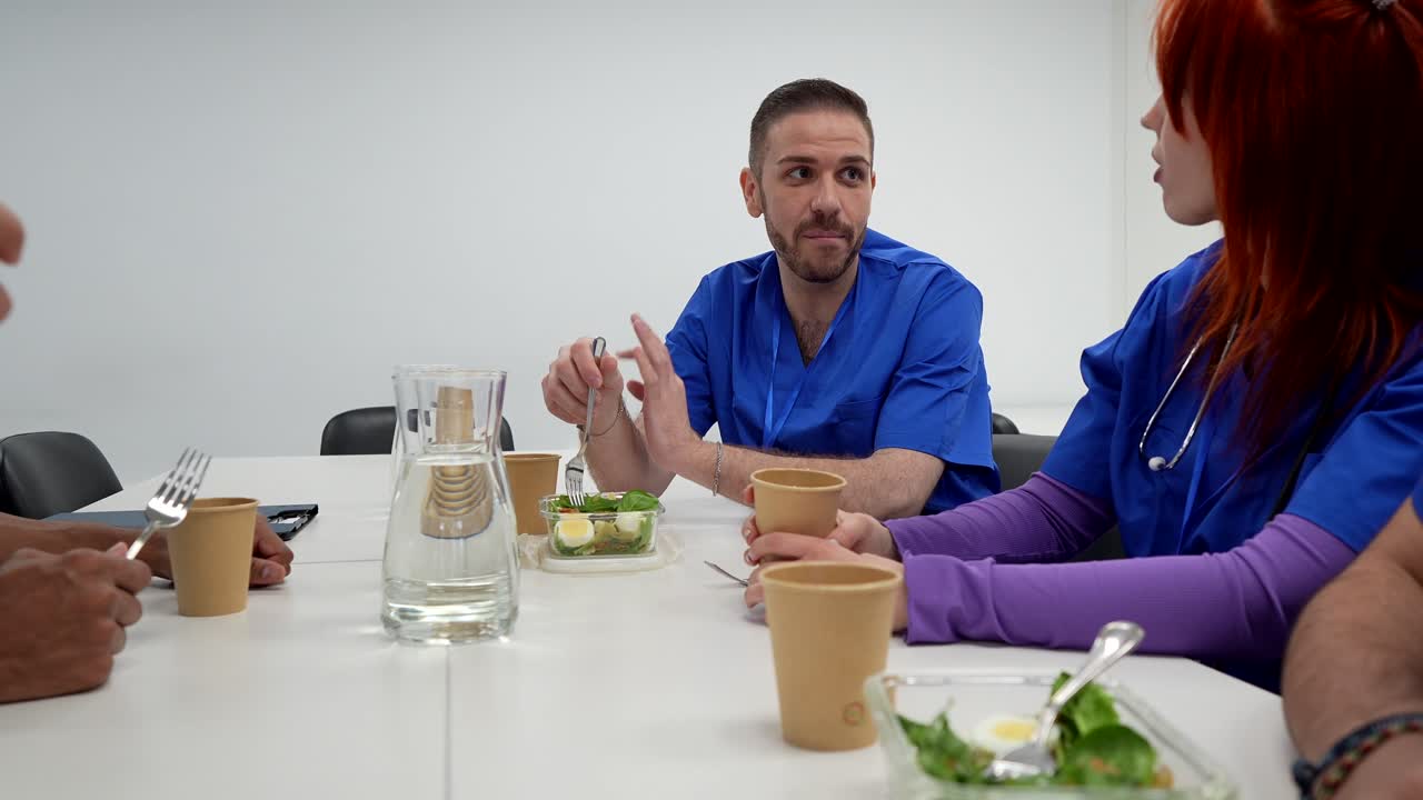 Sundhedspersonale holder frokostpause og diskuterer.