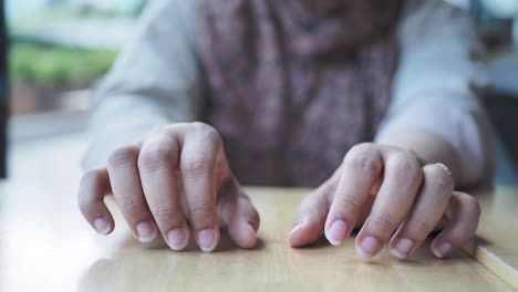 las manos de la mujer en una mesa