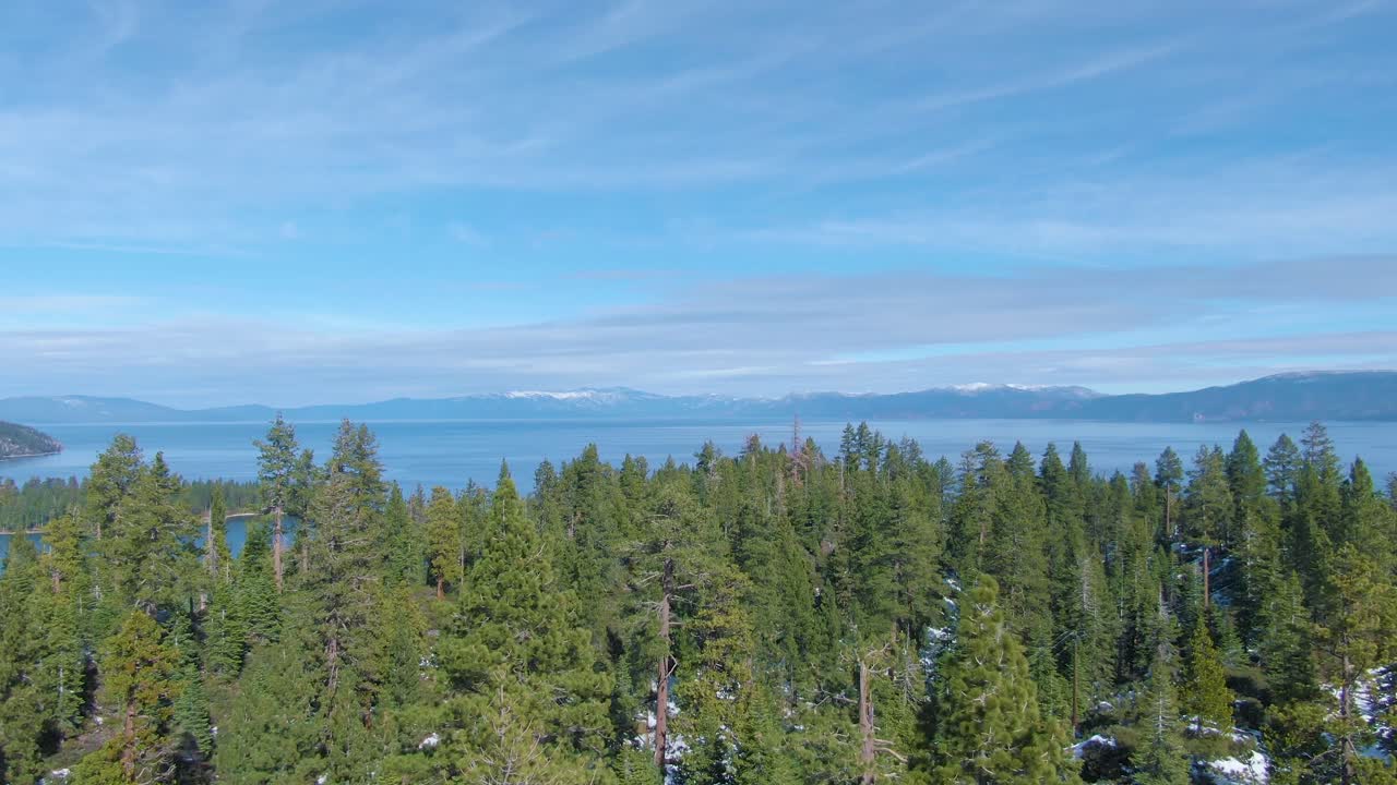 Voo Ascendente na Emerald Bay no Lago Tahoe, Norte da Califórnia, Inverno