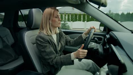 mujer conduciendo un coche y escuchando música