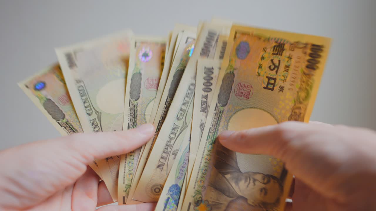 일본 통화를 들고 있는 누군가의 손 샷
