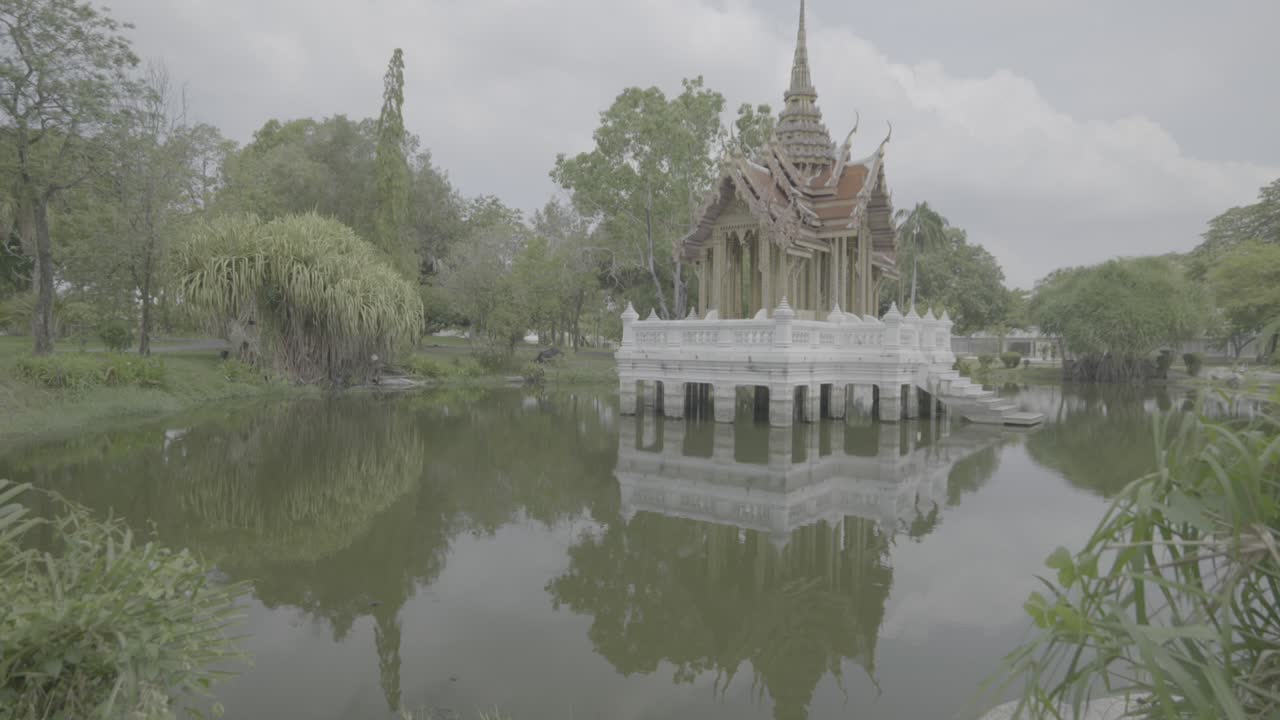 Ngôi đền đẹp và rừng nhiệt đới của Công viên Suan Luang với tầm nhìn ra hồ ở Bangkok, 4K LOG với chuyển động gimbal mượt mà.