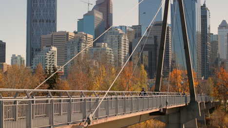 Vista-Lateral-De-Un-Joven-Caucásico-Montando-Bicicleta-En-El-Puente-De-La-Ciudad-4k-