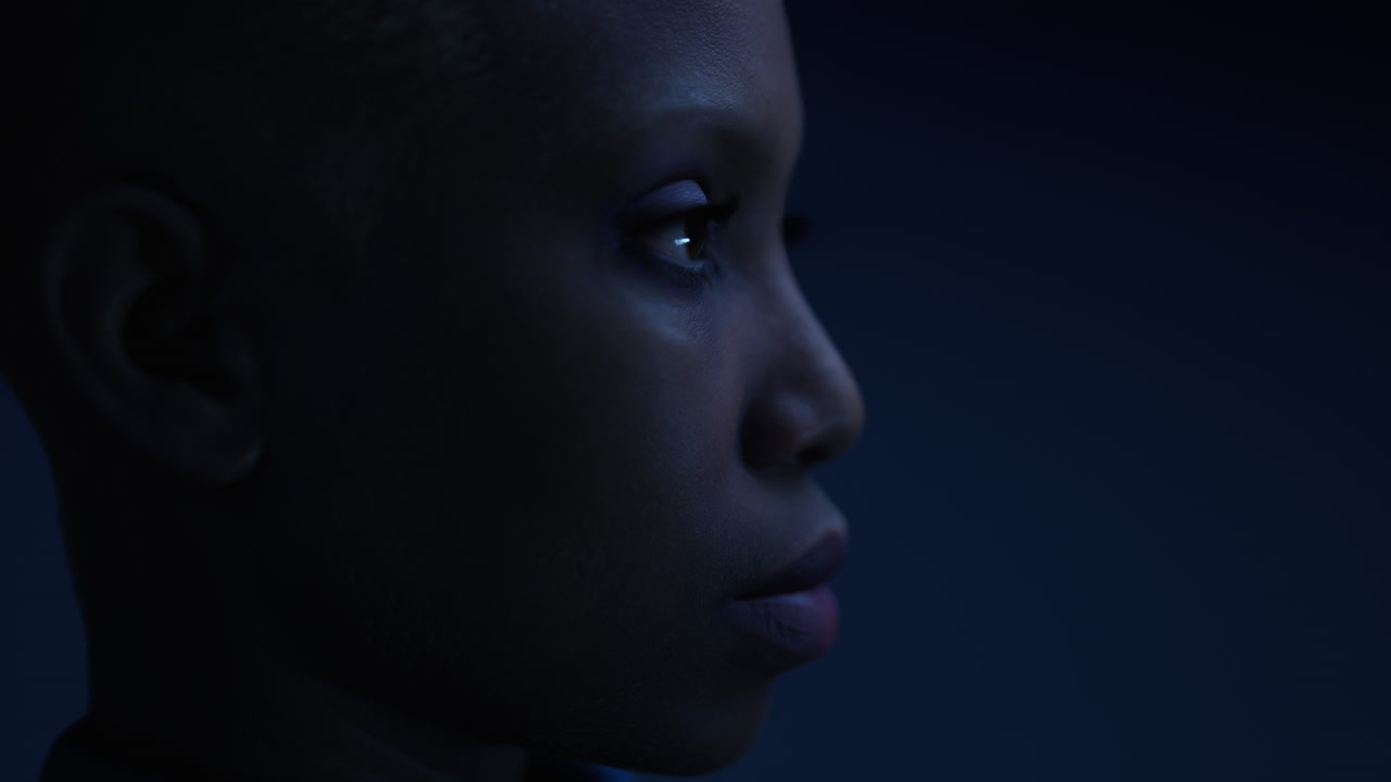 retrato femenino triste en fondo negro