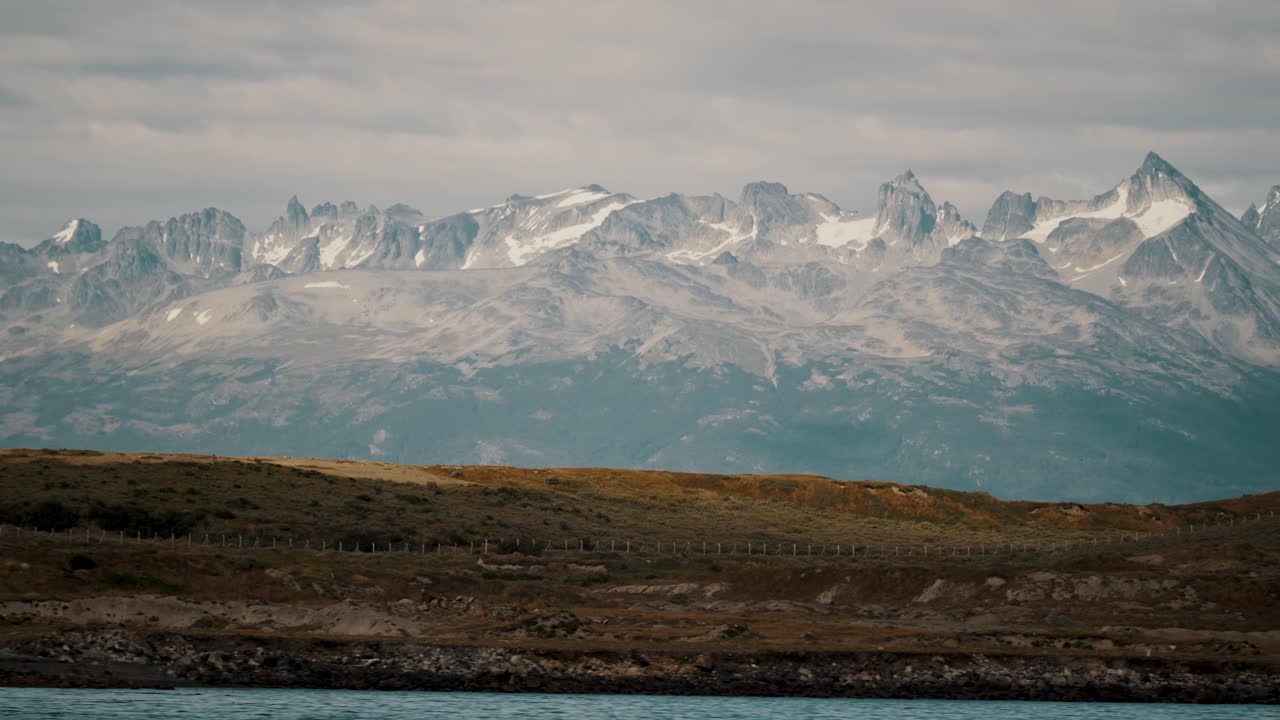 Paesaggio di montagne innevate dalla Terra del Fuoco in Argentina