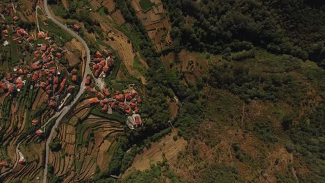 Hohe-Aussicht-Auf-Das-Dorf-In-Den-Bergen