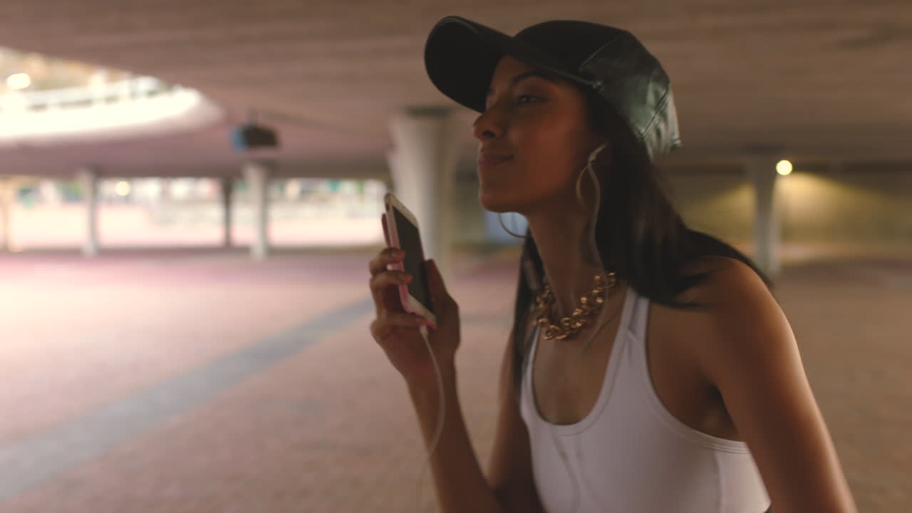 teléfono, baile y chica en una música hip hop