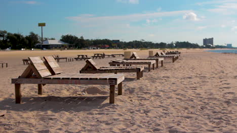 tumbonas vacías en una playa solitaria