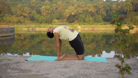 Indisches-Mädchen,-Das-Ustrasan-Yoga-Indien-Mumbai-Backbend-Pose-Yogsana-Seeufer-Geringe-Tiefe-Macht