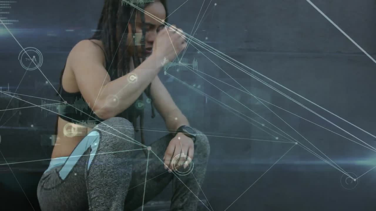 red de conexiones y procesamiento de datos sobre una cansada mujer afroamericana en forma sentada en las escaleras