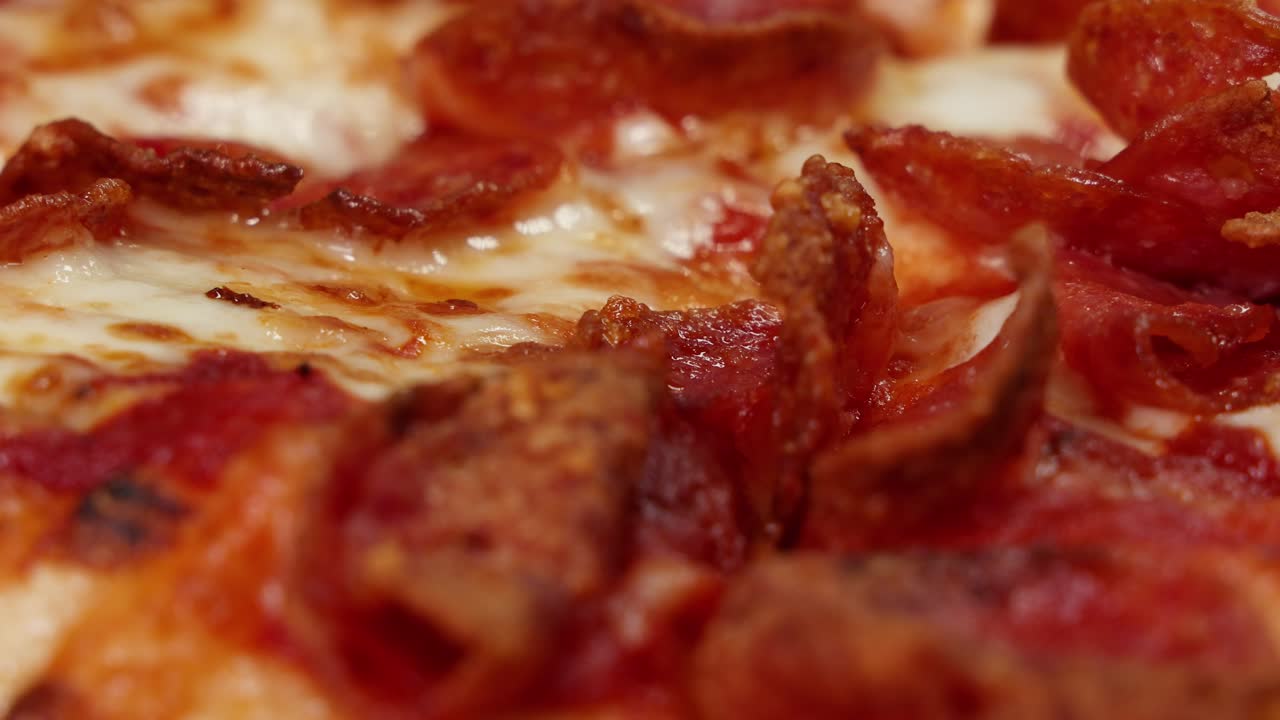 derritiendo queso y pepperoni en la pizza.