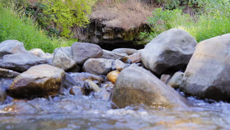 El-Agua-Fluye-En-Un-Arroyo-Rocoso